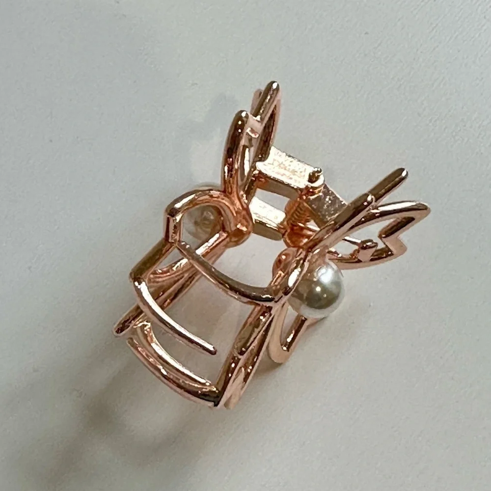 Flower Claw Hair Clips Metal Rose Gold Pearl Feminine Girly Coquette Elegant